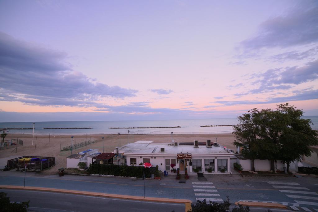 Hotel Velus Civitanova Marche Exterior foto