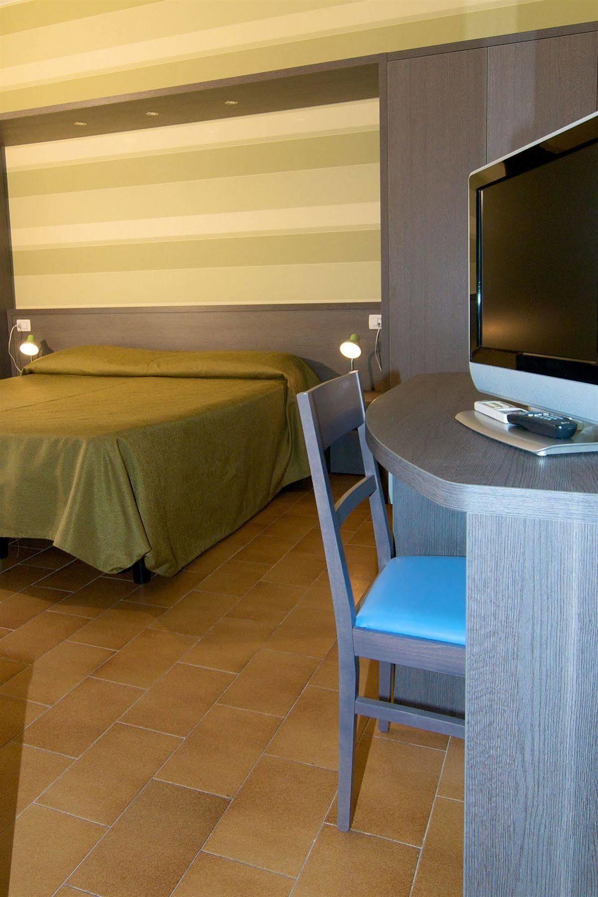 Hotel Velus Civitanova Marche Exterior foto