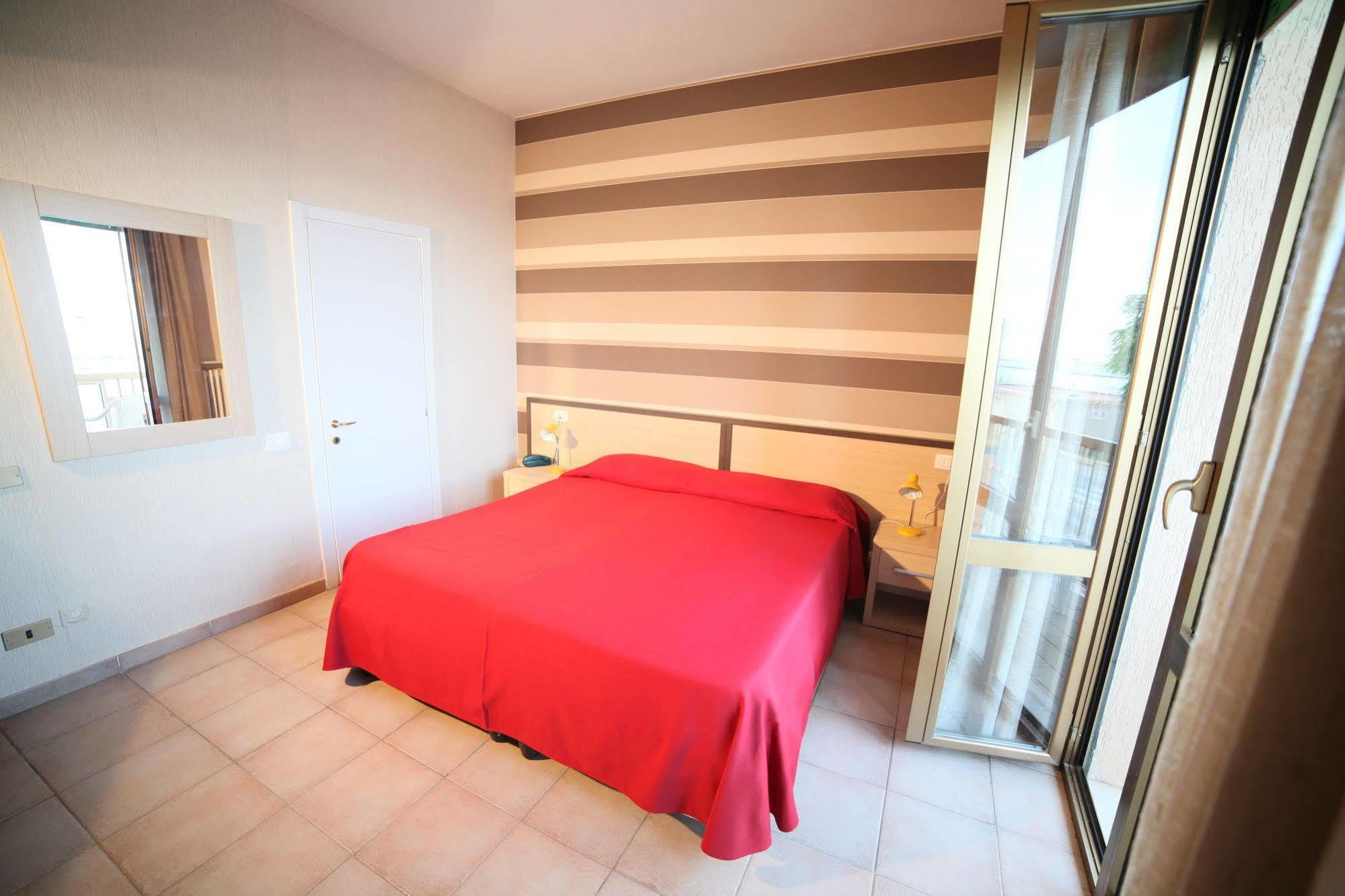 Hotel Velus Civitanova Marche Exterior foto